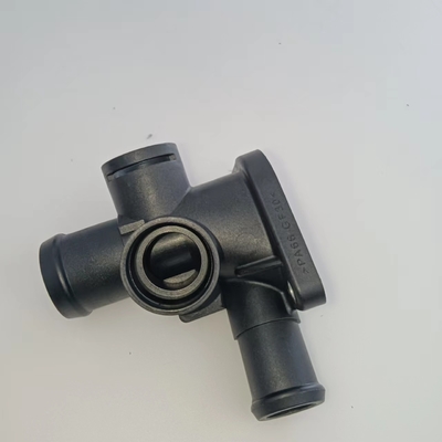 Flanche de tuyau de refroidissement de radiateur en plastique pour VW Jetta et durable certifiée IATF16949
