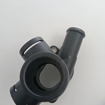 Flanche de tuyau de refroidissement de radiateur en plastique pour VW Jetta et durable certifiée IATF16949
