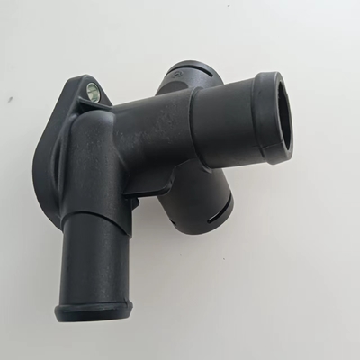 Flanche de tuyau de refroidissement de radiateur en plastique pour VW Jetta et durable certifiée IATF16949