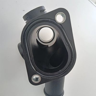 Flanche de tuyau de refroidissement de radiateur en plastique pour VW Jetta et durable certifiée IATF16949