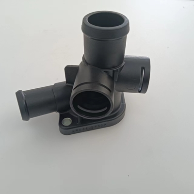 Flanche de tuyau de refroidissement de radiateur en plastique pour VW Jetta et durable certifiée IATF16949