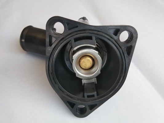 16031-37010 Toyota sous-ensemble d'entrée d'eau avec thermostat noir et certifié IATF16949