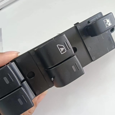 Pour les véhicules à moteur à commande numérique, le régulateur de la vitre de commande avant gauche doit être équipé d'un régulateur de vitre de commande avant gauche.